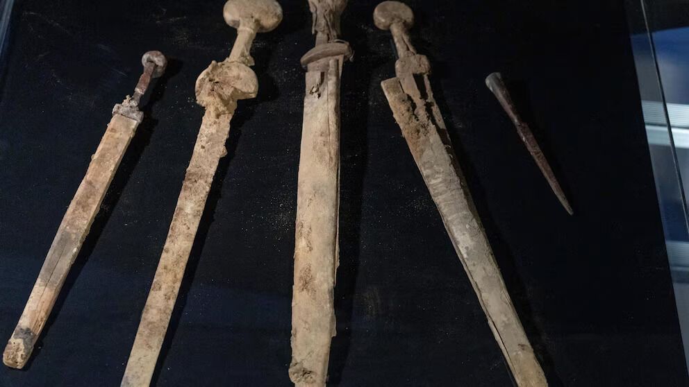 В Израиле обнаружили четыре исключительно сохранившихся римских меча в пещере у Мертвого моря (фото)