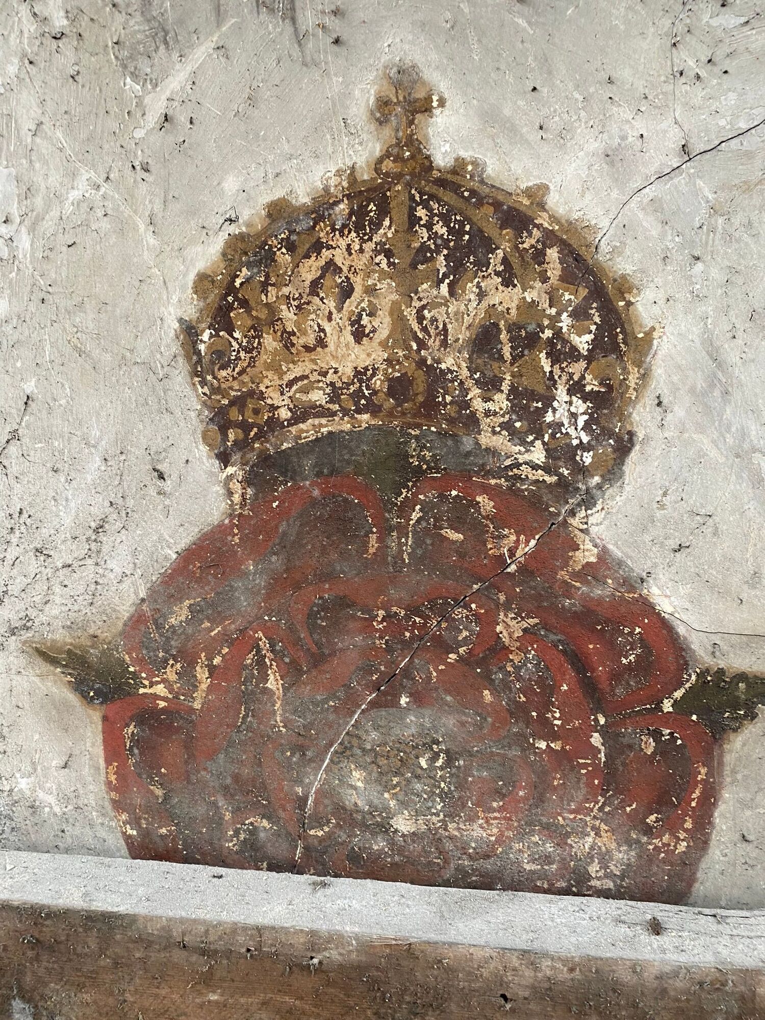 В Кембриджском университете строители случайно обнаружили средневековые настенные росписи (фото)