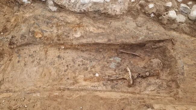 У Швеції знайшли середньовічне поховання дуже високого чоловіка: був похований з величезним мечем (фото)