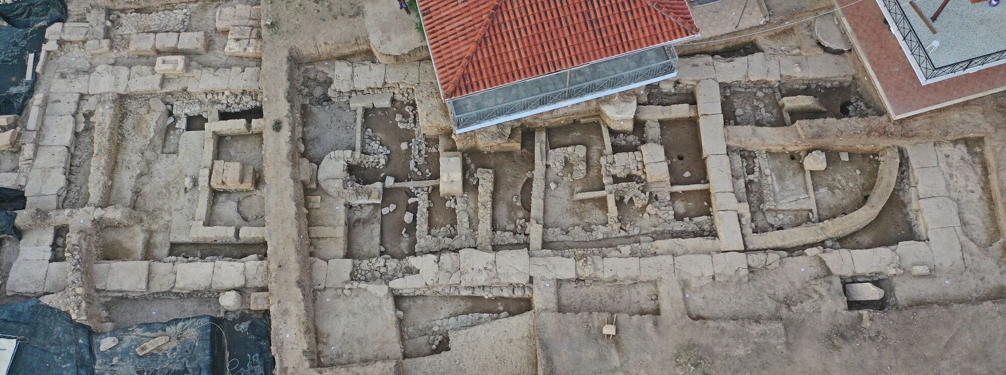 В Греции археологи обнаружили 2700-летний храм, усыпанный драгоценностями (фото)