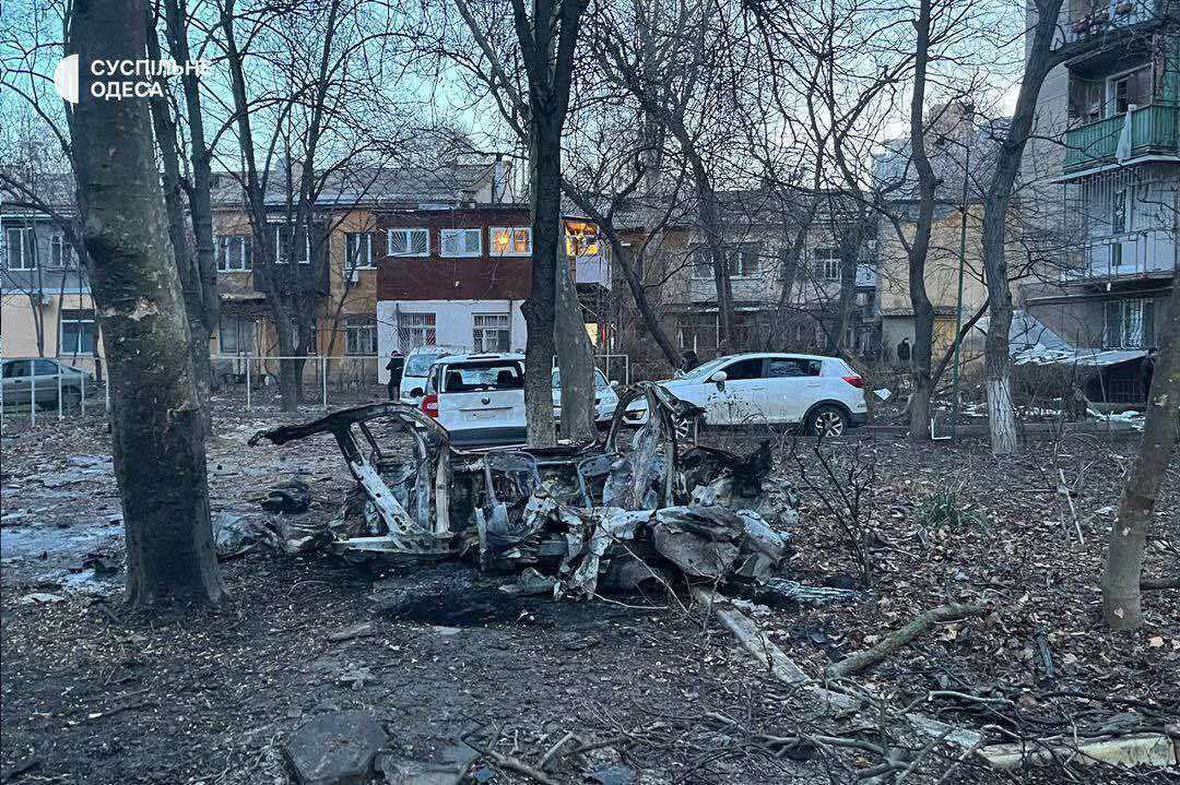 Армия россии обстреляла жилые дома ракетами С-300 в Харькове, совершила атаку ''шахедами'' по Одессе: есть разрушения и пострадавшие (фото)