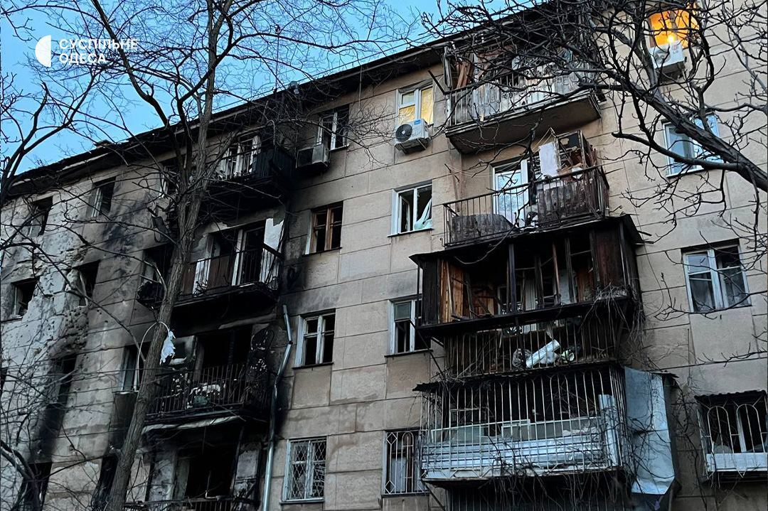 Армия россии обстреляла жилые дома ракетами С-300 в Харькове, совершила атаку ''шахедами'' по Одессе: есть разрушения и пострадавшие (фото)
