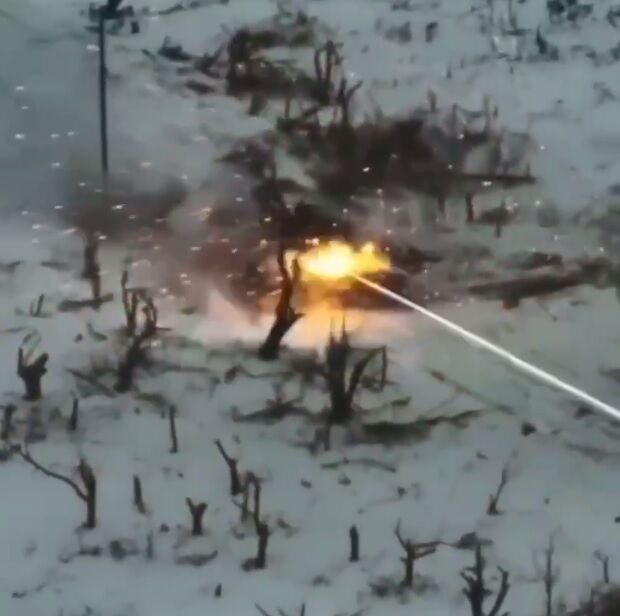 Наче у Зоряних війнах: бійці 47 бригади за допомогою Bradley розібрали російський танк Т-90М ''Прорив'' (відео)