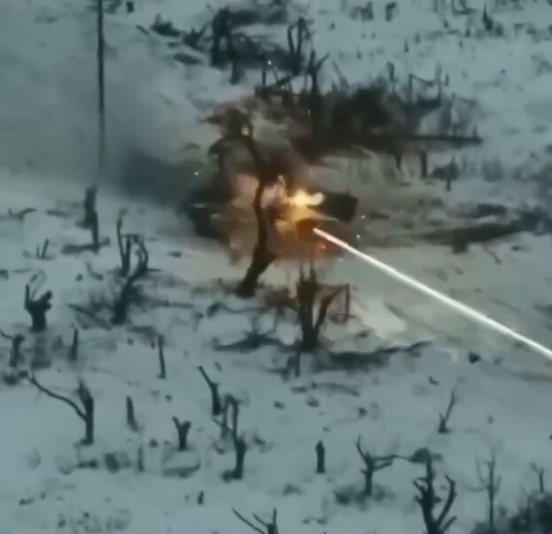 Как в Звездных войнах: бойцы 47 бригады с помощью Bradley разобрали российский танк Т-90М ''Прорыв'' (видео)