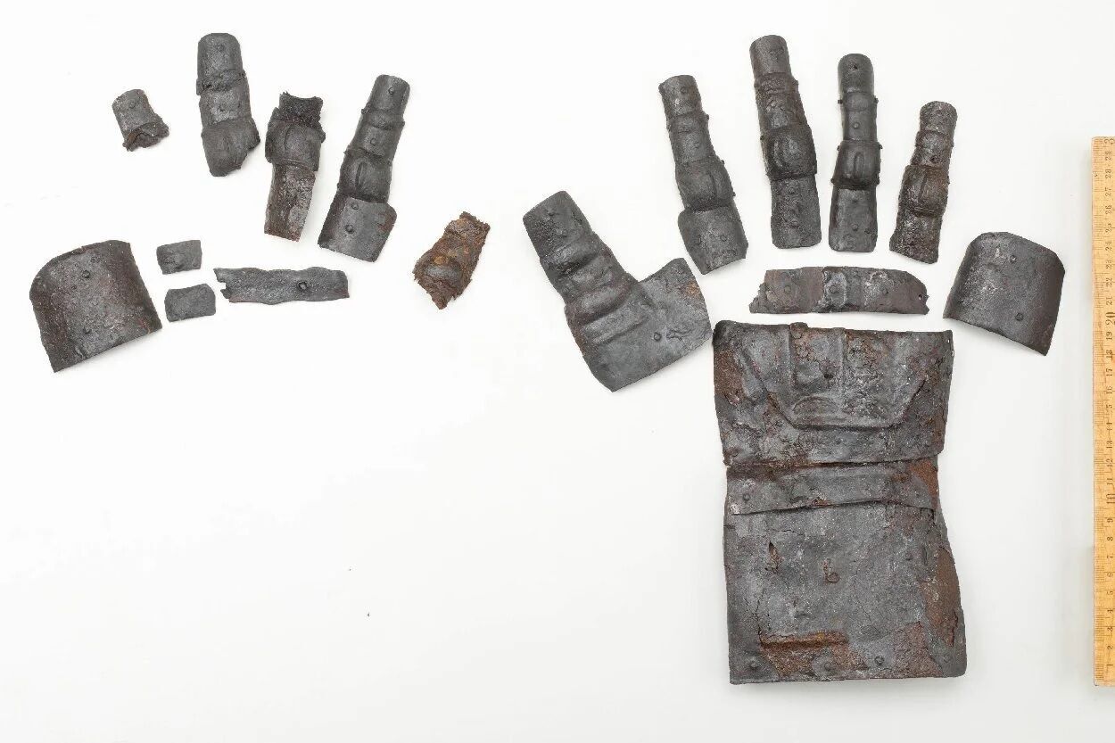 В Швейцарии нашли нетронутую средневековую перчатку (фото)