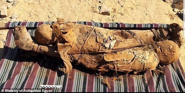 Ученые были в шоке, исследуя мумию из Египта: у женщины внутри нашли мертвых детей (фото)