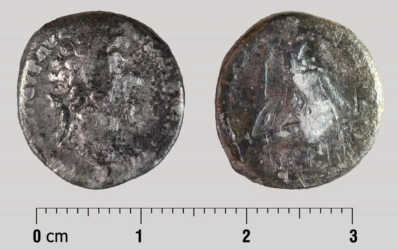 Дитина знайшла у пісочниці римську монету віком 1800 років (фото)