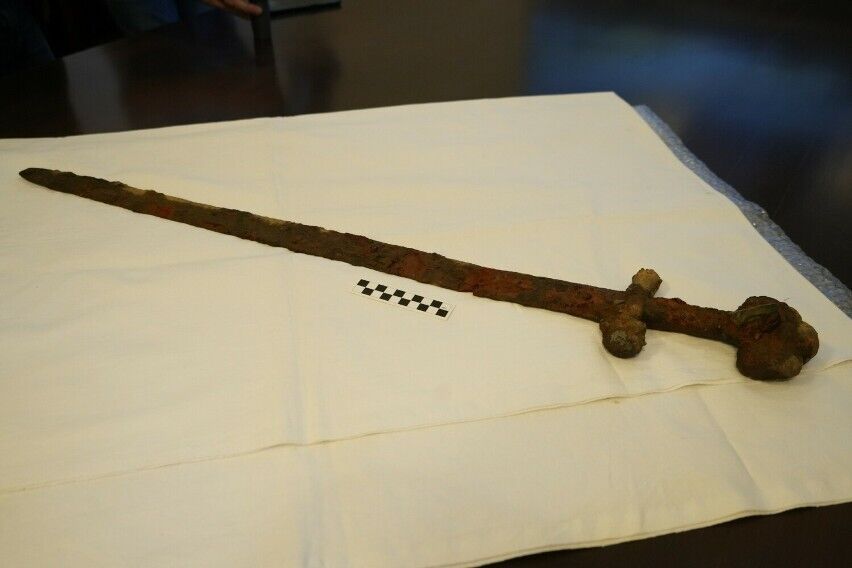 У Польщі з річки Вісла виловили унікальний старовинний меч (фото)