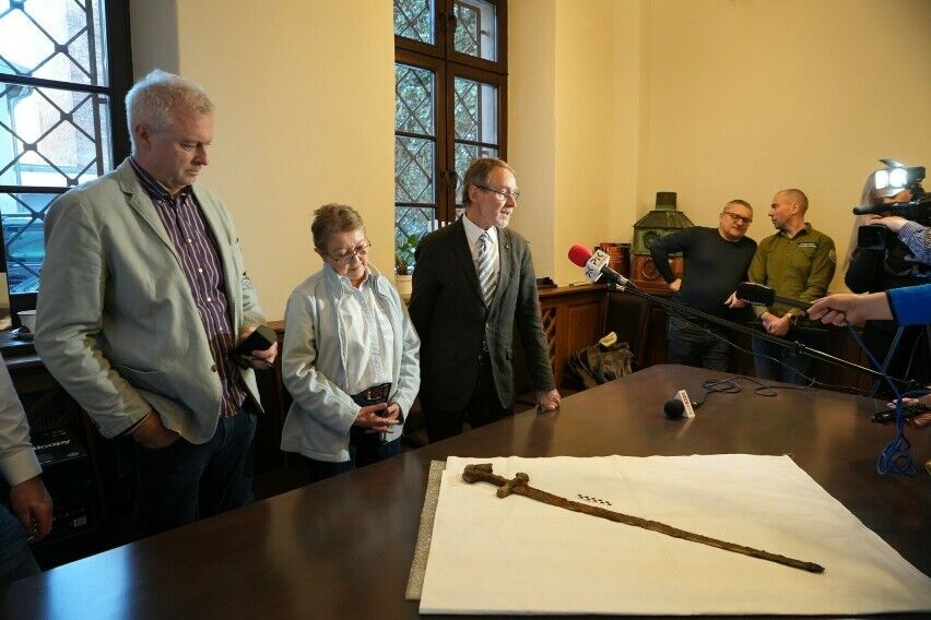 В Польше из реки Висла выловили уникальный старинный меч (фото)