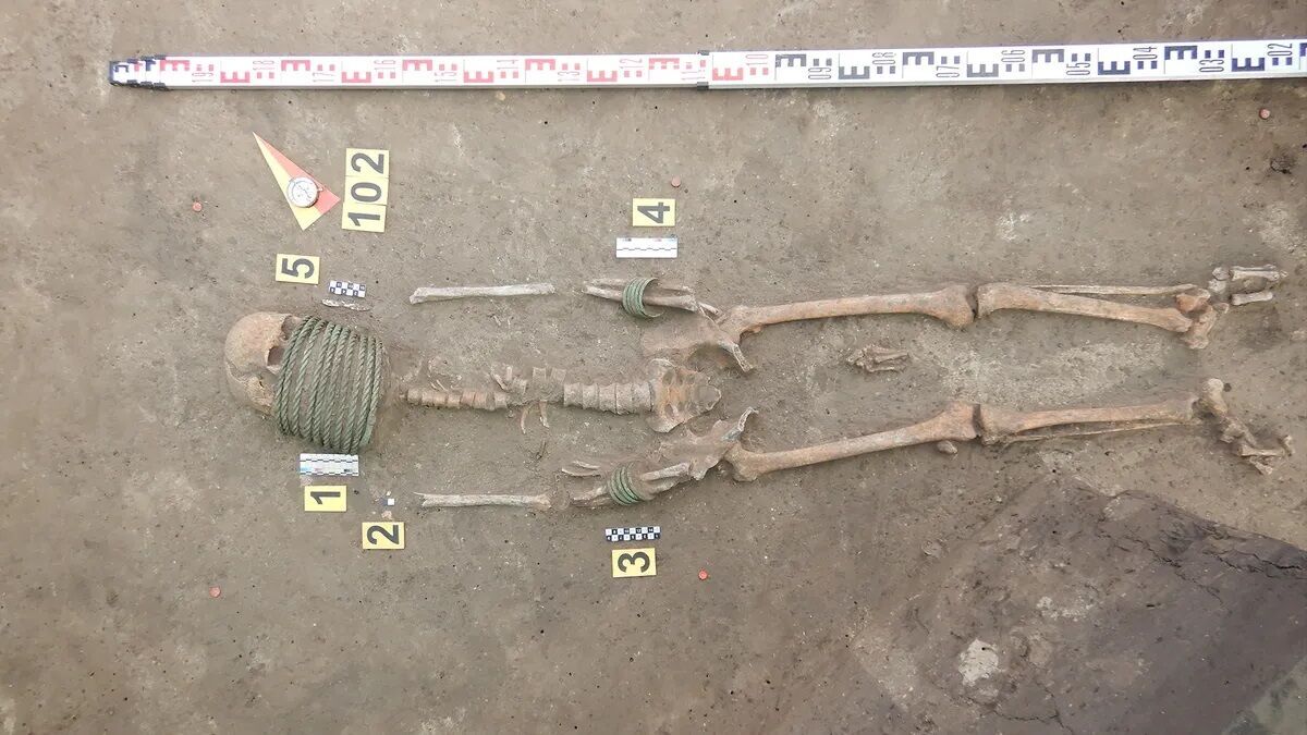 Під Києвом знайшли могили жінок, які були поховані з кільцями на шиях та відрами на ногах (фото)