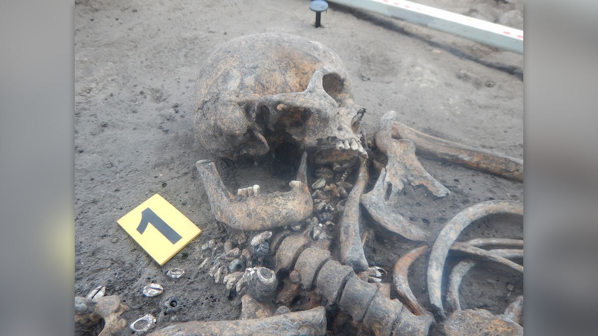 Под Киевом нашли могилы женщин, похороненных с кольцами на шеях и ведрами на ногах (фото)