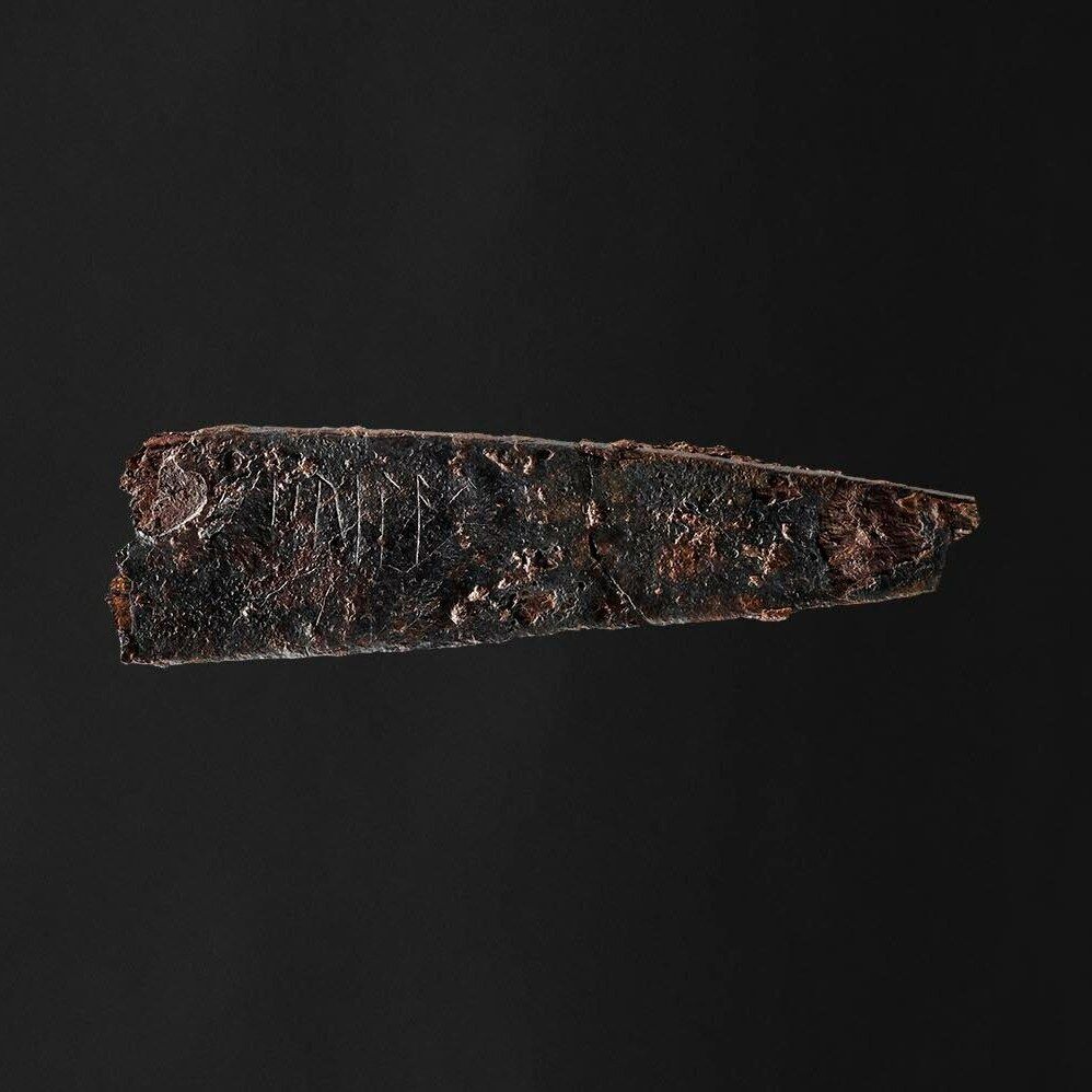 W Danii archeolodzy znaleźli pod grobem nóż z najstarszymi runami: znalezisko ma 2000 lat (foto)