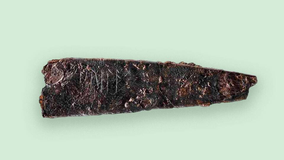 У Данії археологи під могилою знайшли ножа з найдавнішими рунами: знахідці 2 тисячі років (фото)