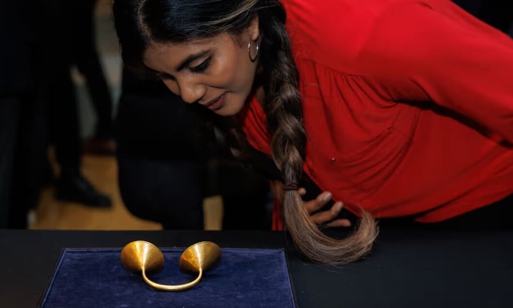 В Великобритании нашли редкую золотую застежку для платья возрастом 3000 лет (фото)