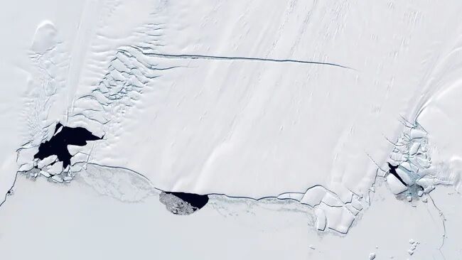 The size of a city: huge holes found in Antarctica (photo)