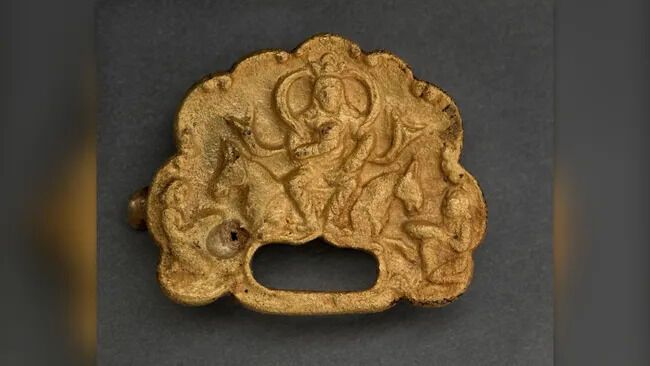 В Казахстане обнаружили 1500-летние золотые пряжки с изображением правителя на троне (фото)
