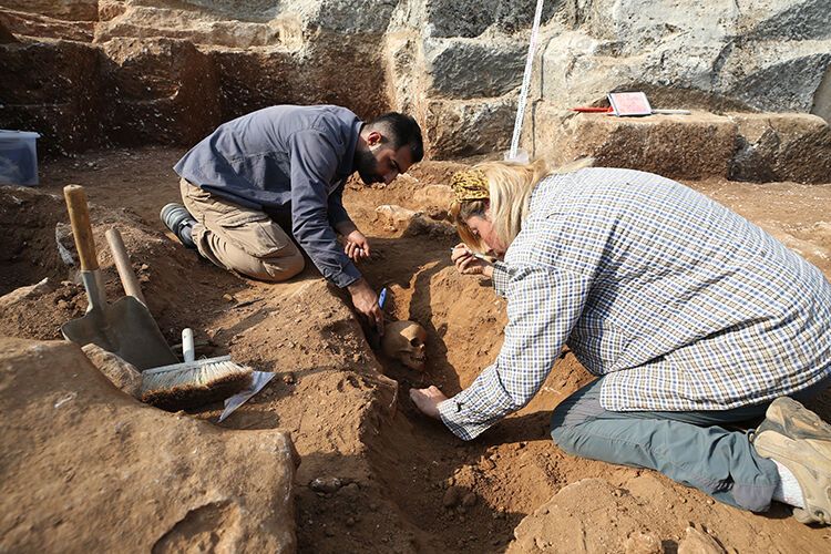 В Турции раскопали старинное кладбище, где похоронены полсотни детей (фото)