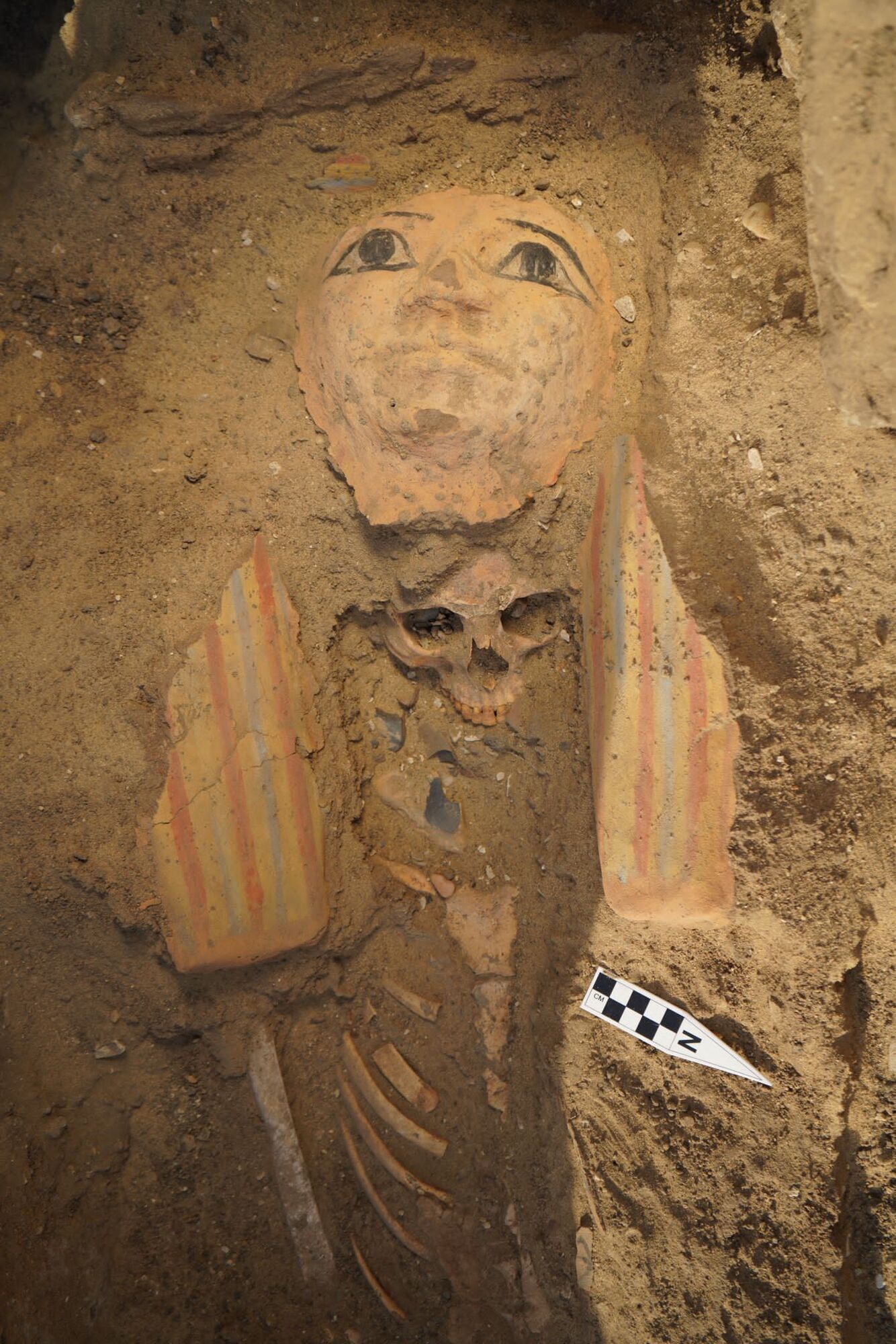 В Египте обнаружили древнюю неприкосновенную гробницу, высеченную в скале (фото)