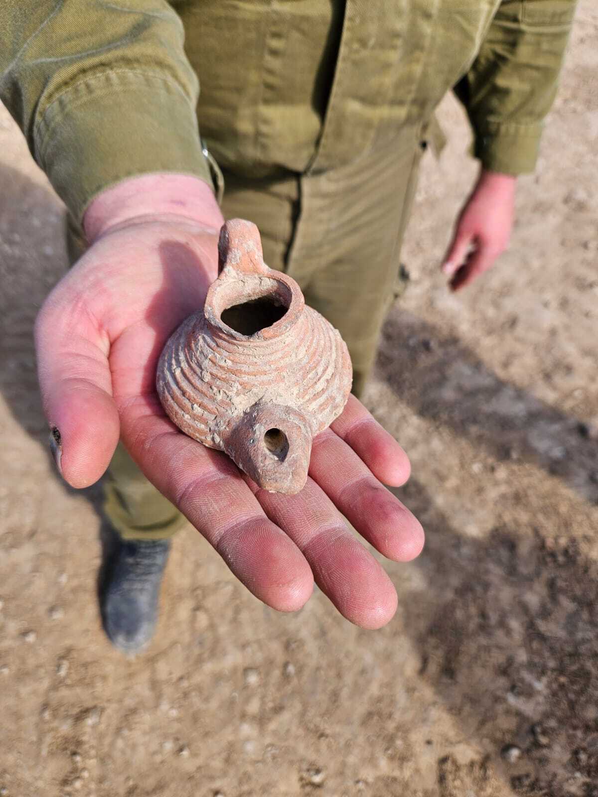 Израильские военные случайно наткнулись на ценный артефакт, когда патрулировали зону возле Сектора Газы (фото)