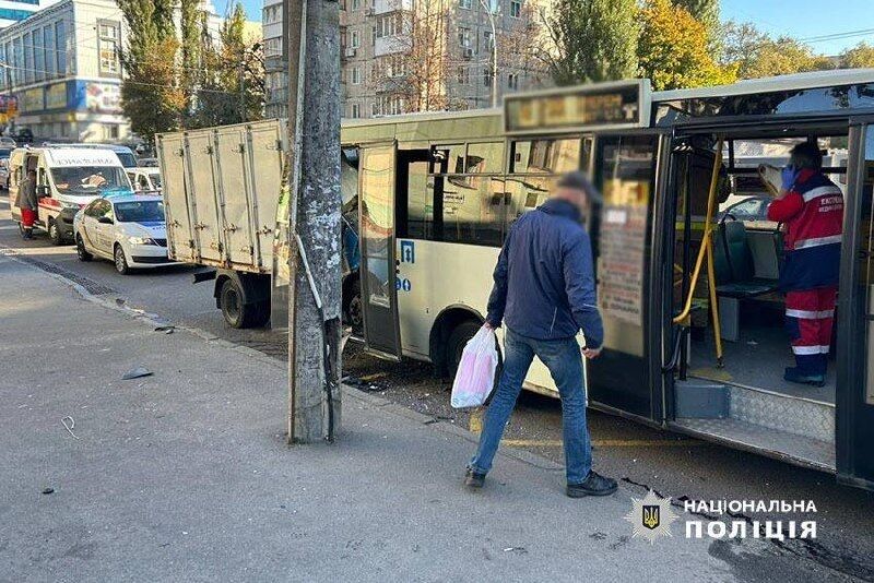 У Києві ''Газель'' врізалась у маршрутку на зупинці: є важкі постраждалі  (фото, відео)