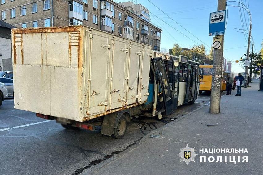 В Киеве ''Газель'' врезалась в маршрутку на остановке: тяжелые пострадавшие (фото, видео)