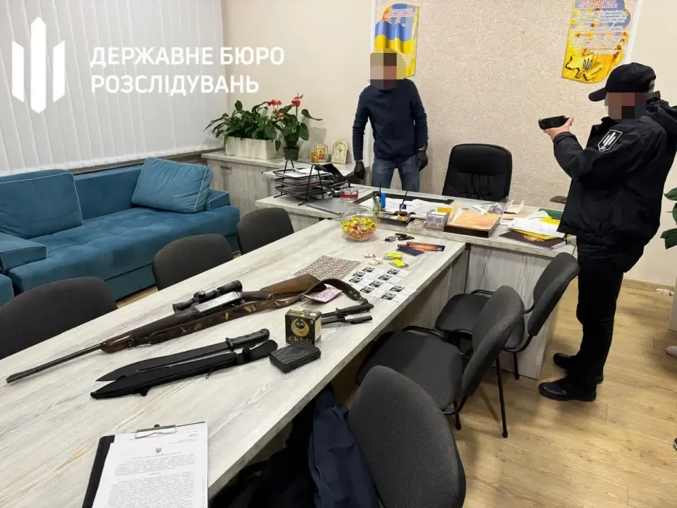 Вимагав кошти за відстрочку: ДБР викрило керівника Тернопільського РТЦК на хабарі (фото)   