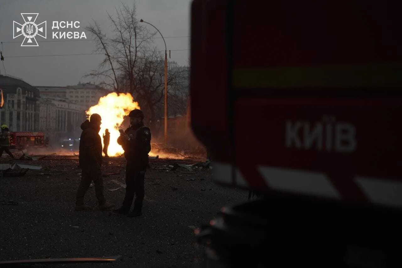 Окупанти атакували Київ балістикою: є загиблий, горять авто, пошкоджено житловий будинок (фото)