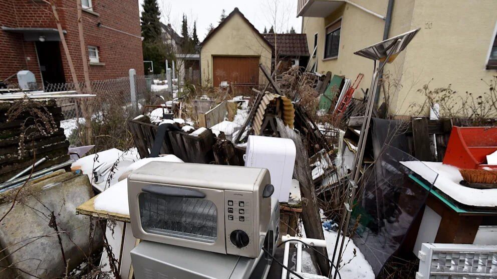 Просто рылся в мусоре: пенсионер накопил 700 000 евро и купил 10 домов (фото)