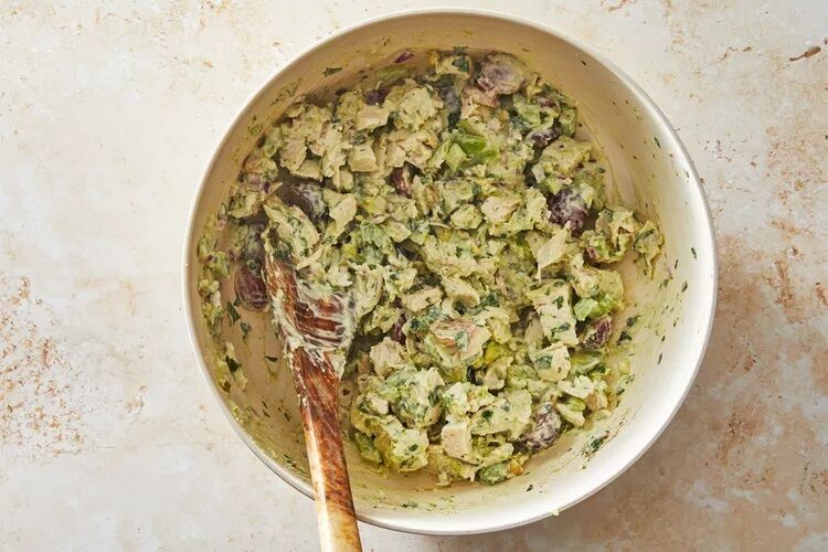 Вам больше не захочется готовить оливье: этот куриный салат с авокадо превзойдет надежды