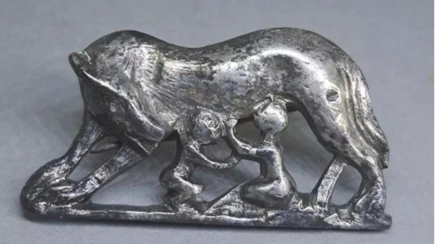 Рідкісну срібну брошку із зображення вовчиці, яка годує Рема та Ромула, знайшли у Валенсії (фото)