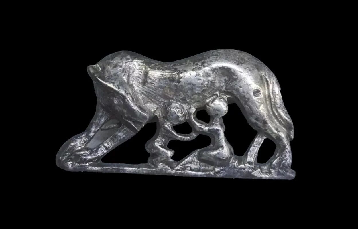 Редкую серебряную брошь с изображением волчицы, кормящей Рема и Ромула, нашли в Валенсии (фото)