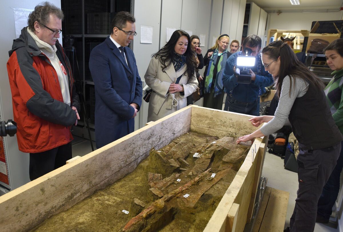 1300-year-old armor with bow, arrows and sword discovered in Hungary (photo)