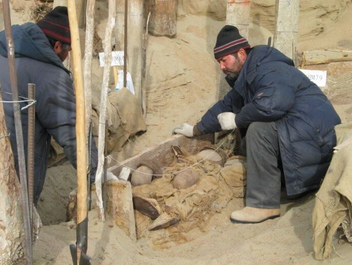 У пустелі в Китаї знайшли у човнах сотні загадкових муміфікованих тіл, яким 4000 років (фото)