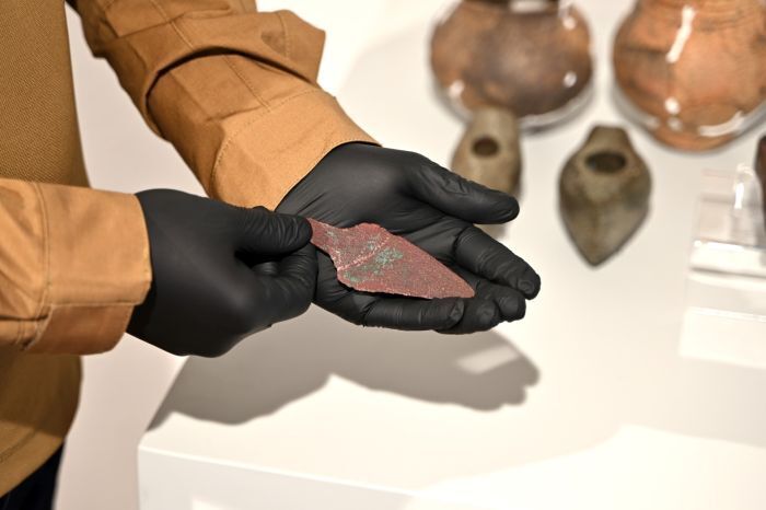 У Польщі знайшли рідкісний 4000-річний мідний кинджал, який походить з України (фото)
