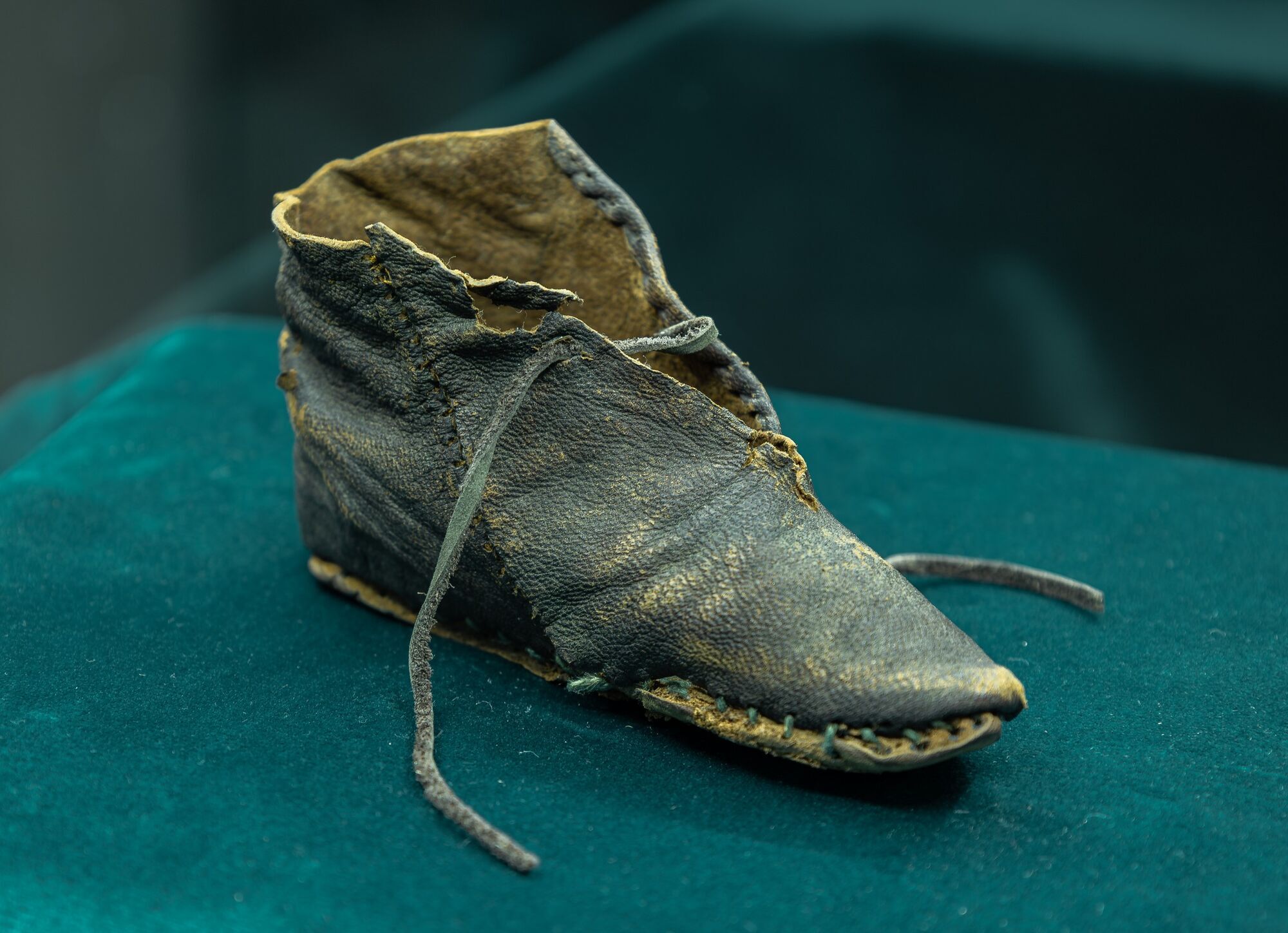 Археологи нашли в Польше средневековый артефакт: теперь известно, какую обувь в старину носили дети (фото)