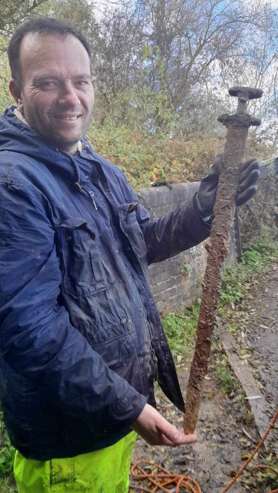 A fisherman catches an ancient Viking sword in Britain (photo)