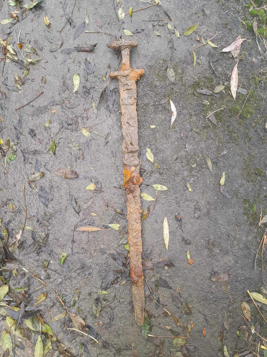 A fisherman catches an ancient Viking sword in Britain (photo)