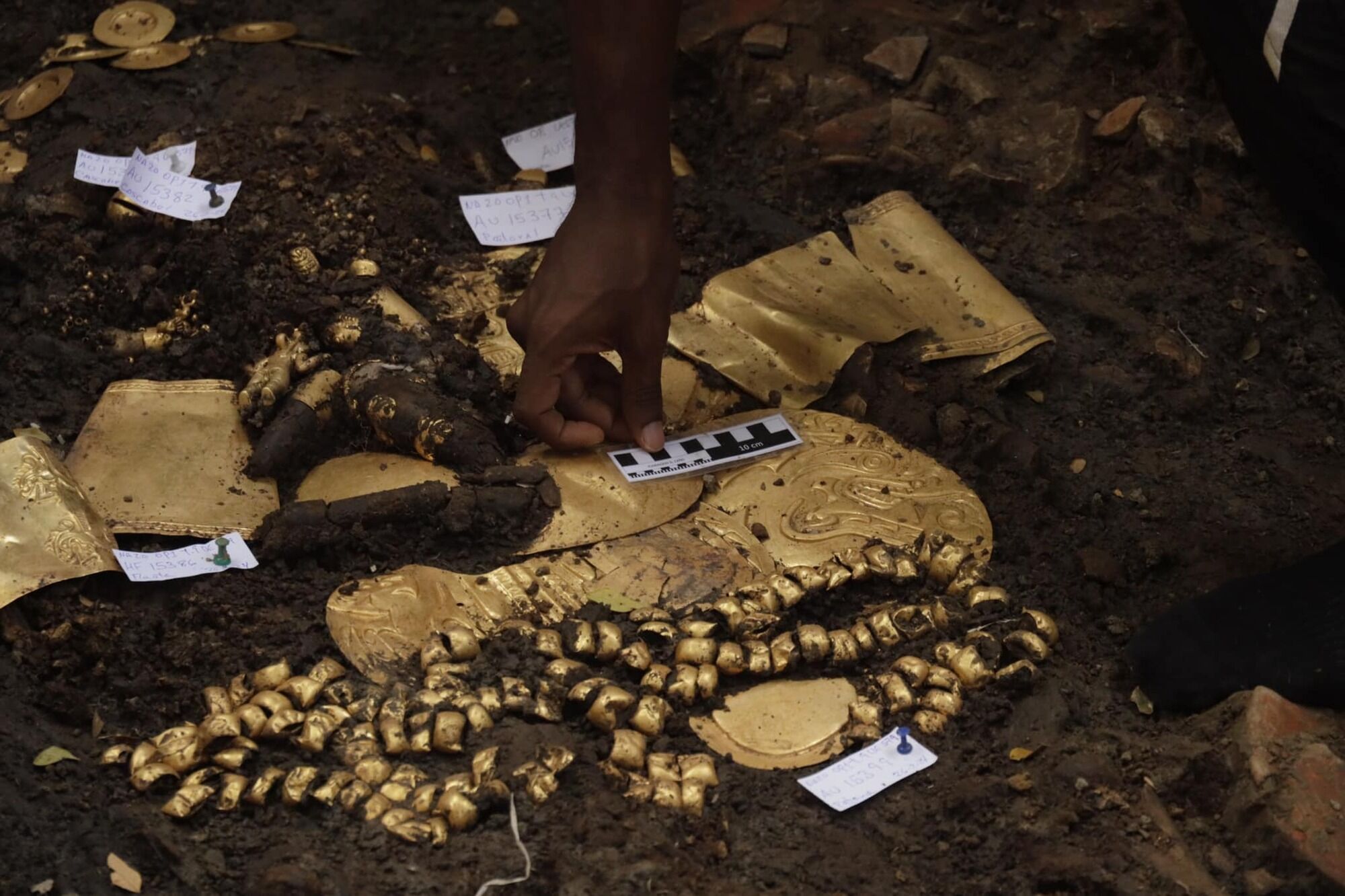 A 1200-year-old tomb of a lord filled with gold was unearthed in Panama (photo)