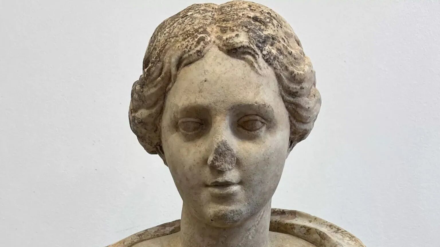 Archaeologists find noseless head of 'beautiful Roman woman' in Britain (photo)