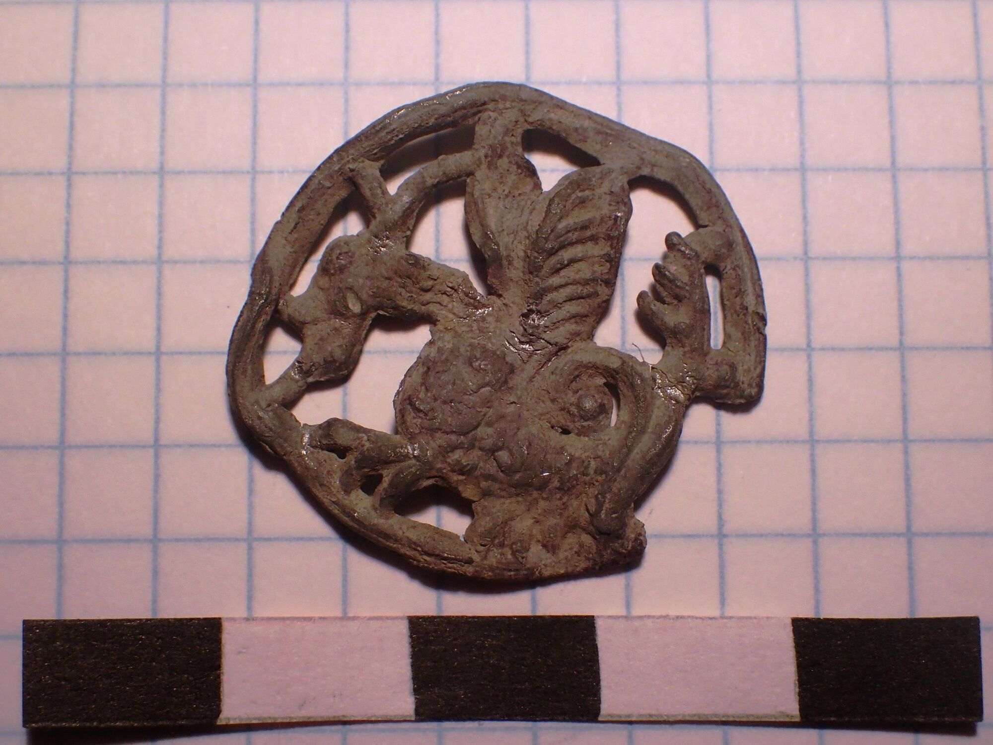 У Польщі знайшли крилатого василіска на середньовічному значку паломника (фото)