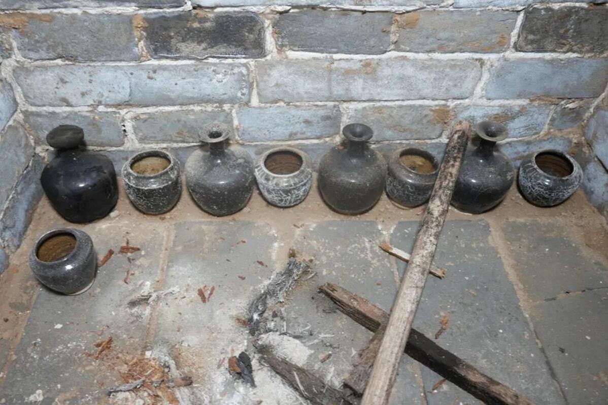 A well-preserved Ming tomb with unique objects found in China (photo)