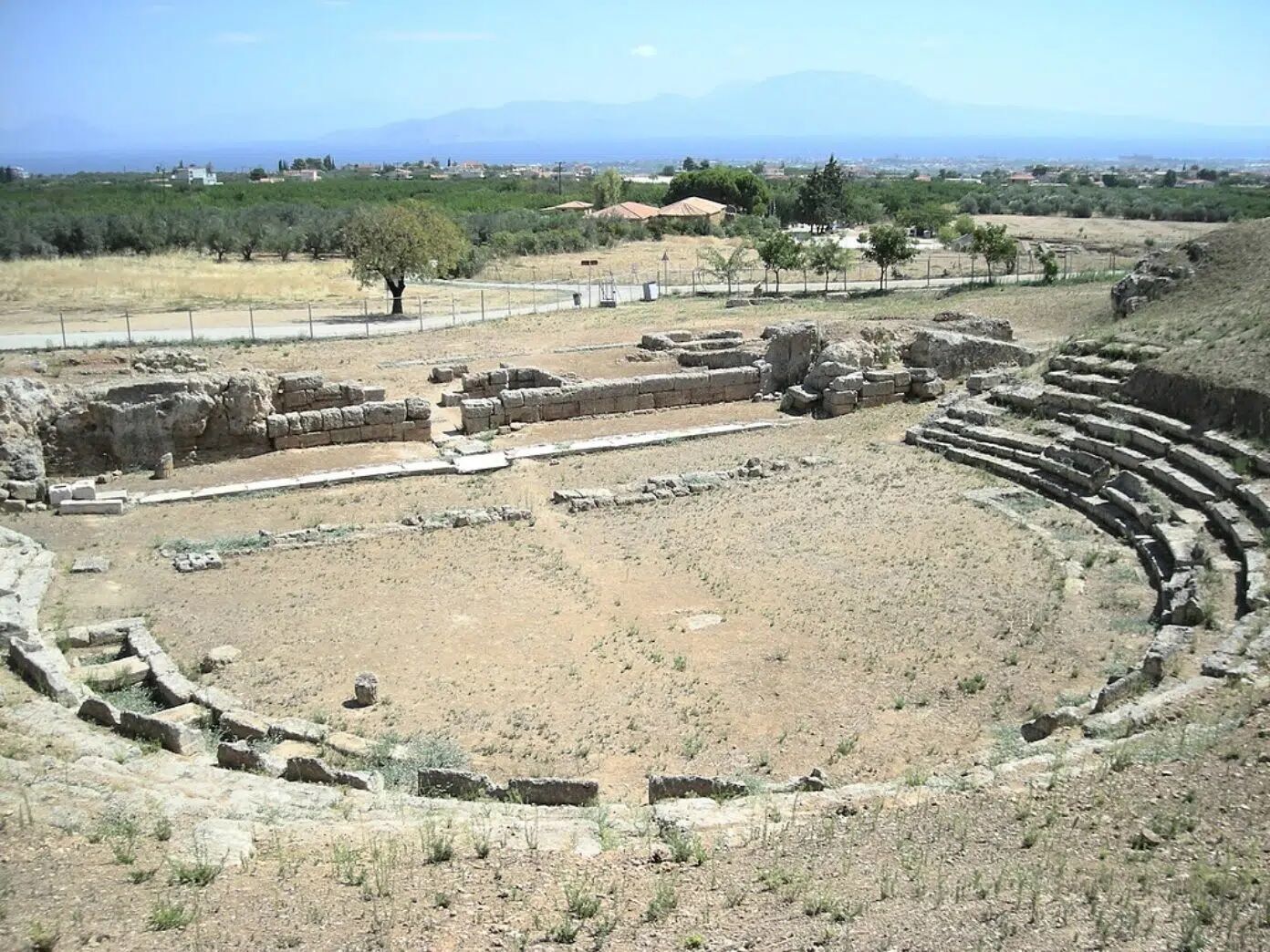 Театр був висічений у природній западині біля підніжжя елліністичного Акрополя