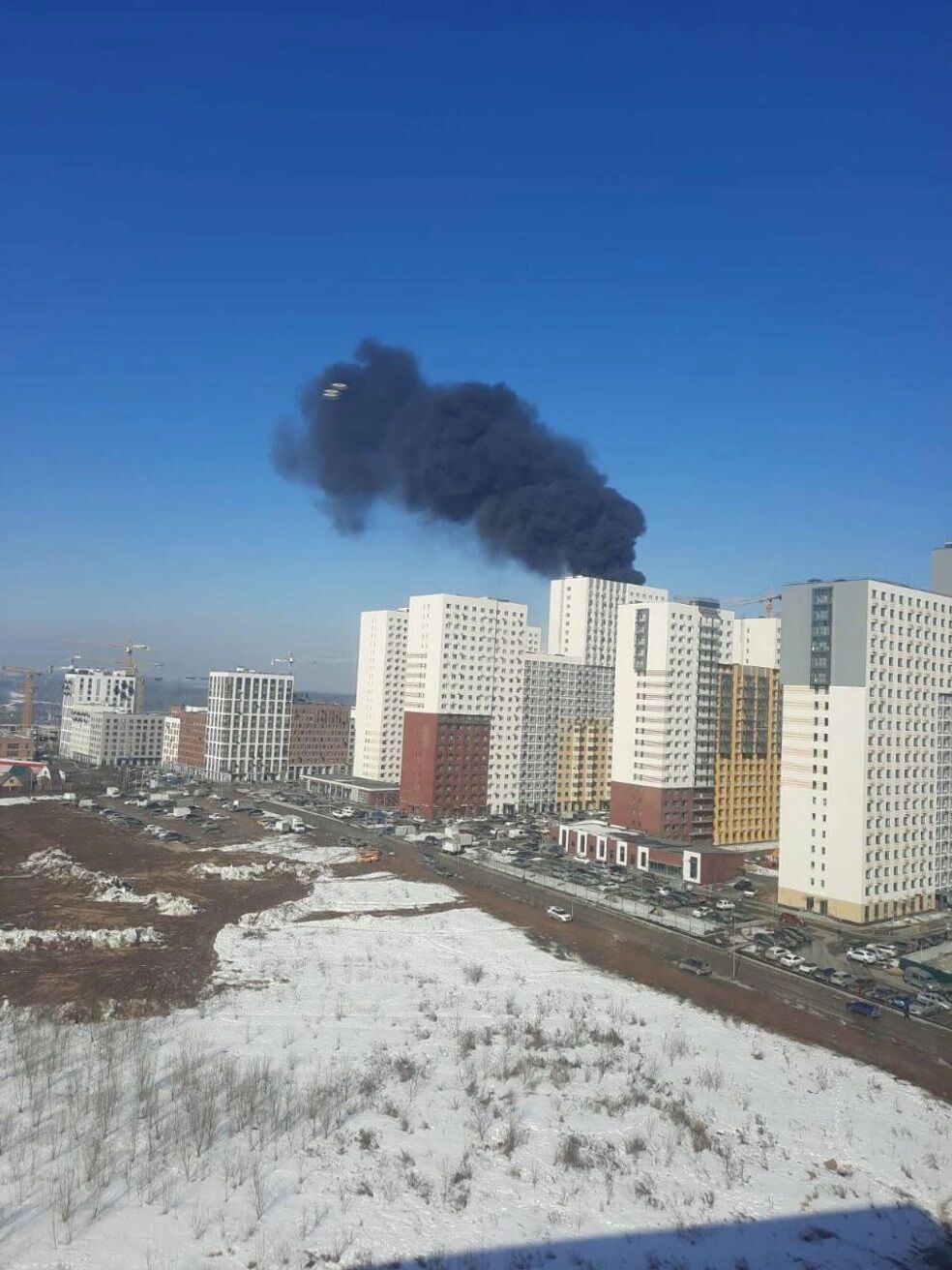 Видно из москвы: после взрывов в подмосковье поднялся в небо черный столб дыма (фото и видео)