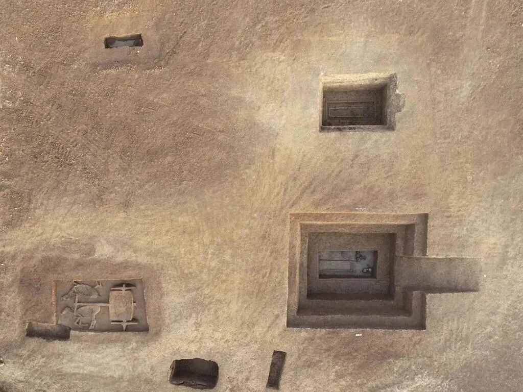 Archeolodzy odkryli w Chinach 174 grobowce z okresu Walczących Królestw zawierające liczne artefakty (foto)