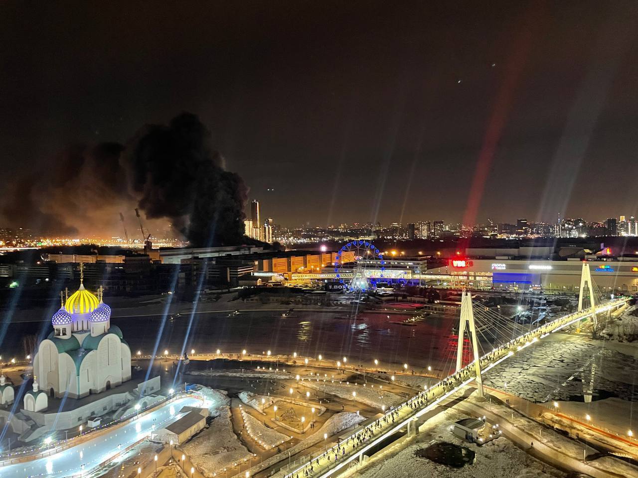 Unidentified gunmen shoot at visitors to Crocus City Hall in Moscow region and set the building on fire (photos and video)