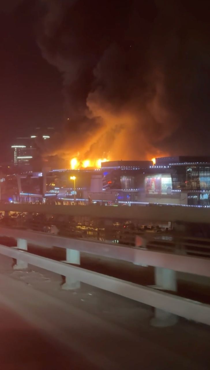 Неизвестные расстреляли посетителей Crocus City Hall в Подмосковье и подожгли здание (фото и видео)