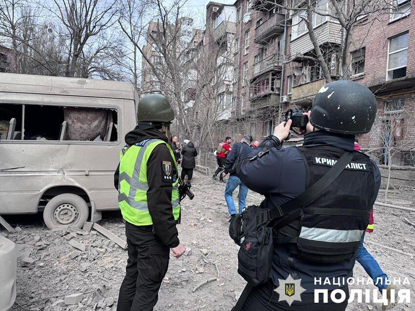 россия атаковала Киев двумя баллистическими ракетами: в нескольких районах падение обломков на жилые дома (фото)