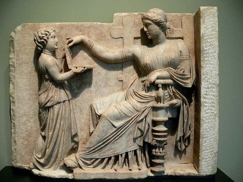 Древнегреческая статуя женщины, использующей ''ноутбук'', вызывает теории заговора: объяснение историков