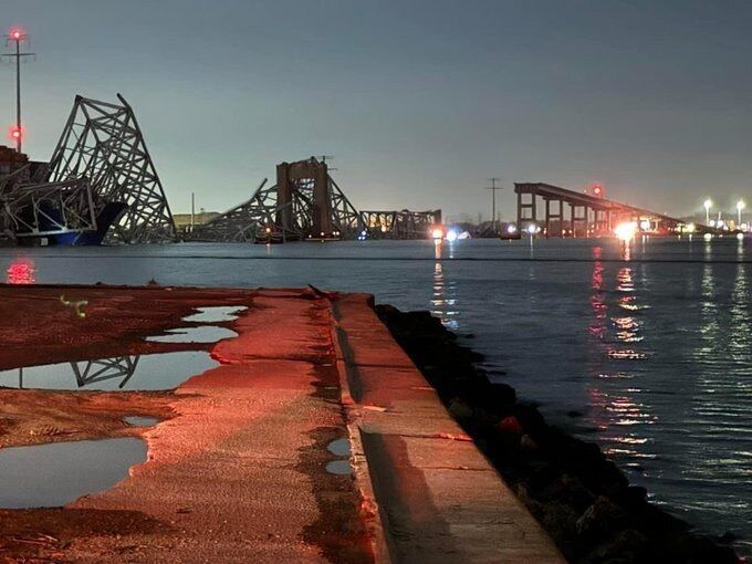 В воде могут находиться десятки машин: в США корабль-контейнеровоз снес автомобильный мост (фото и видео)