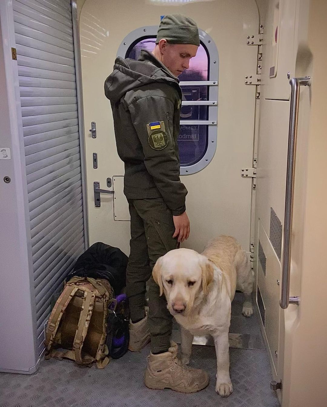 Військовий із собакою був змушений їхати стоячи у тамбурі потягу Київ-Чернігів: мережа обурена (фото та відео)